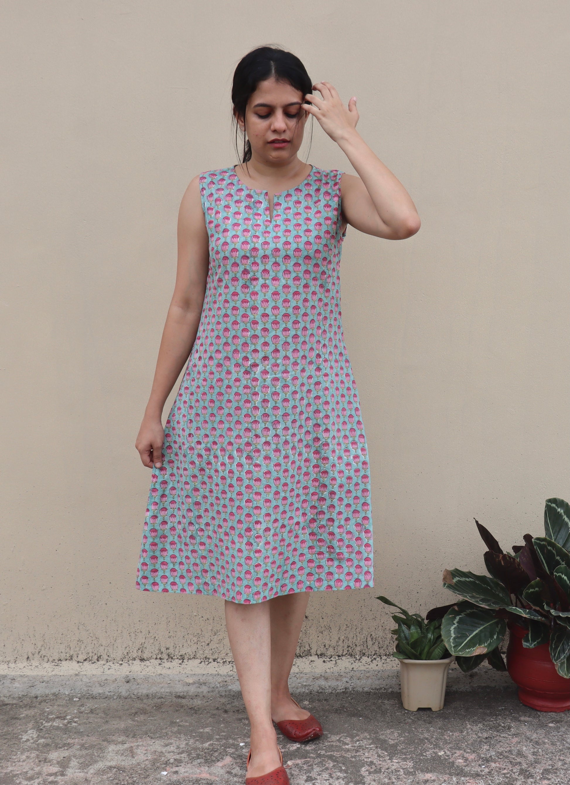 shop comfortable cotton sleeveless midi dress. This dress comes with lace detailing at the back and pockets on the sides.