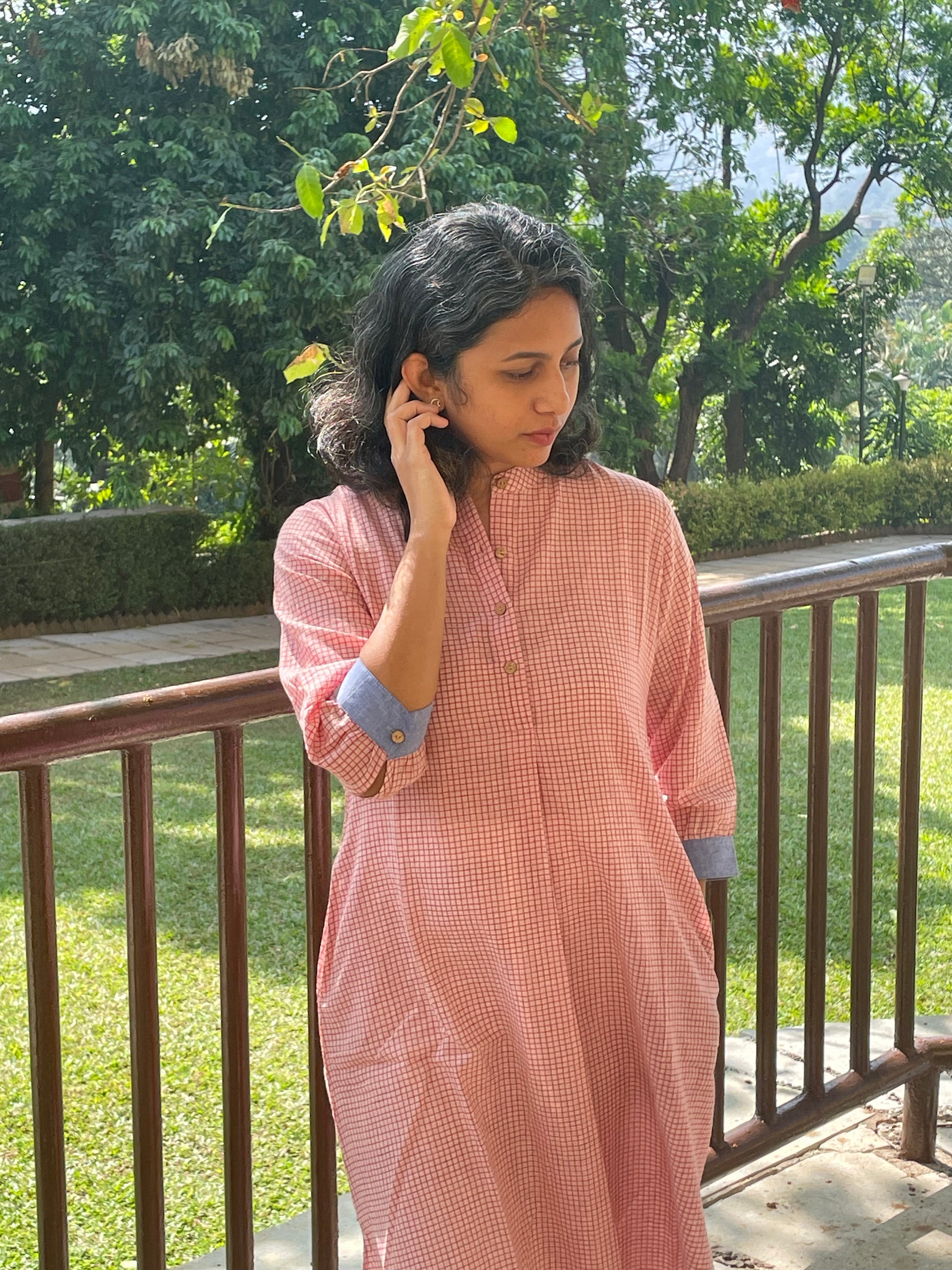 Buy authentic handloom cotton kurta for women. This kurta features mandarin collar, pockets on both sides and is made with authentic soft handloom cotton.