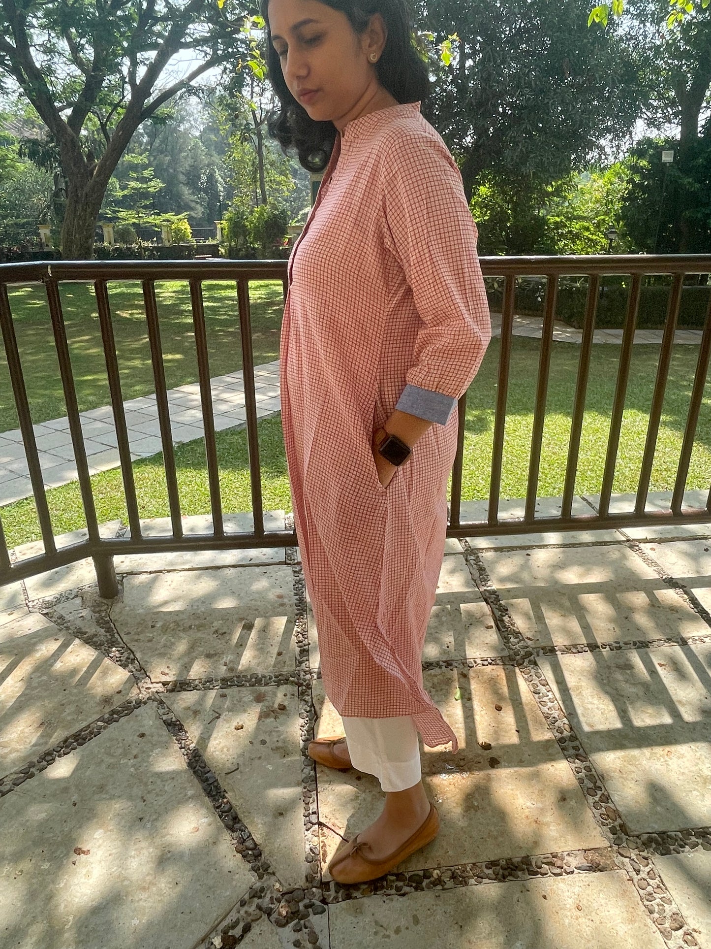 Buy authentic handloom cotton kurta for women. This kurta features mandarin collar, pockets on both sides and is made with authentic soft handloom cotton.