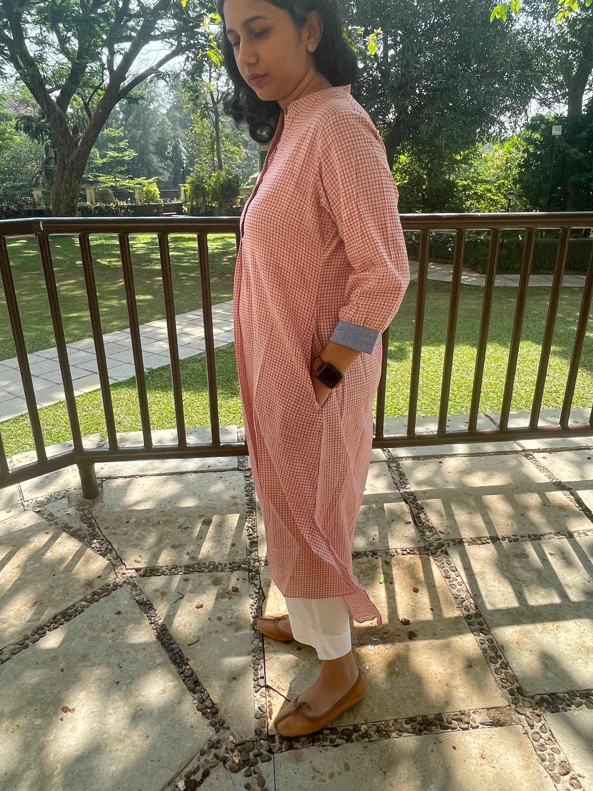 Buy authentic handloom cotton kurta for women. This kurta features mandarin collar, pockets on both sides and is made with authentic soft handloom cotton.
