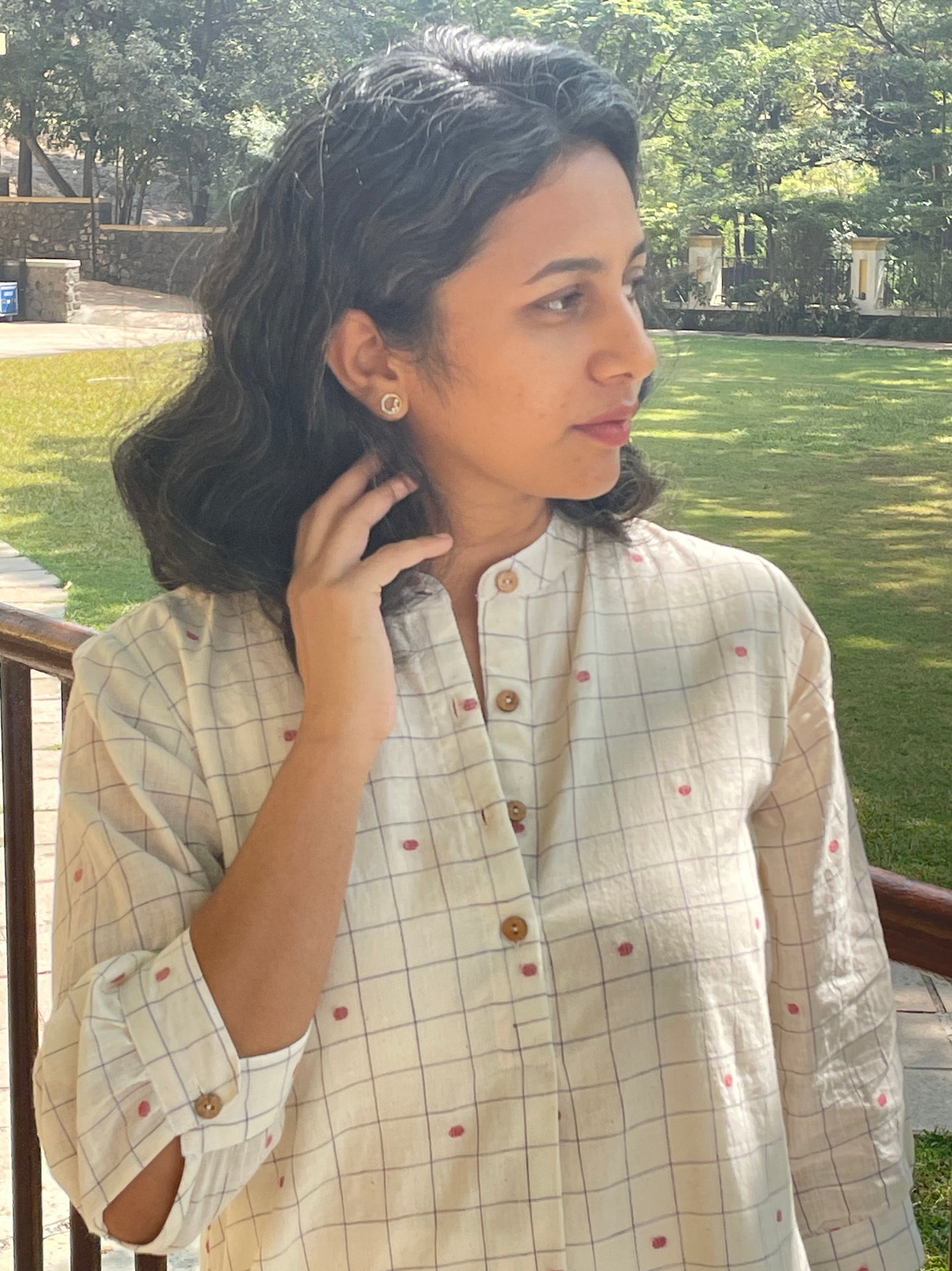 Sho this perfect muslin cotton handloom kurta for this summer. Handwoven by the artisans of Bengal, this kurta features collar neck, bishop sleeves, and pockets on both sides.