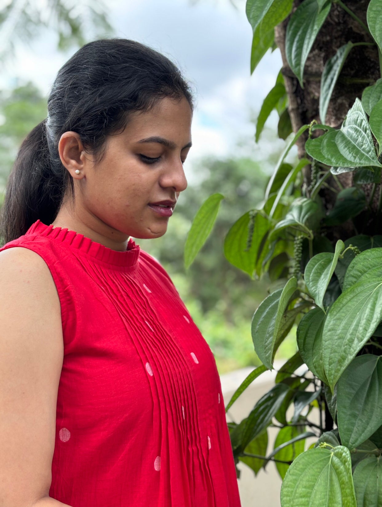 Discover our exquisite Jamdani frock. This red handwoven piece features intricate pintuck detailing. Experience the luxury of traditional Jamdani craftsmanship. Shop now