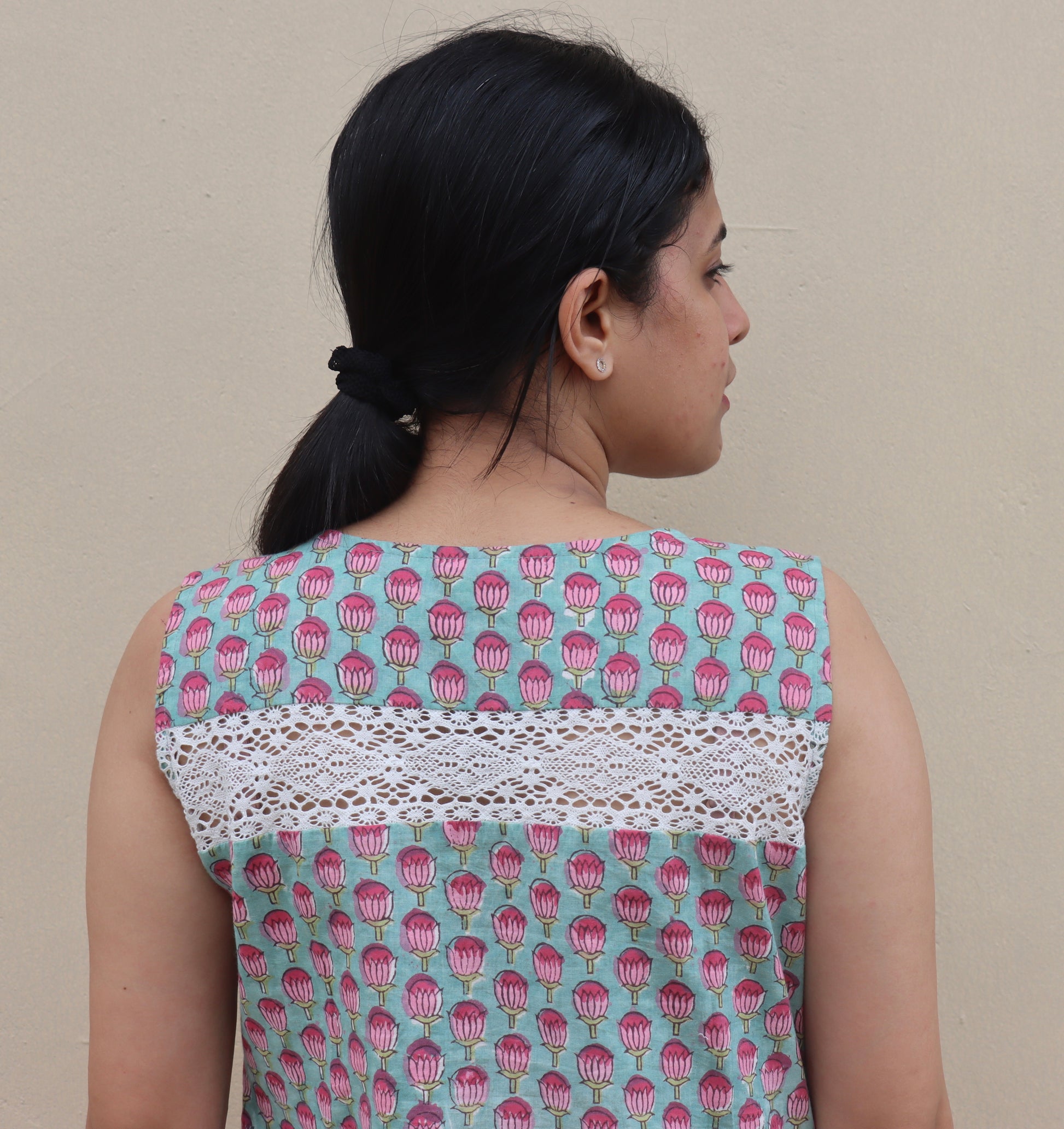 shop comfortable cotton sleeveless midi dress. This dress comes with lace detailing at the back and pockets on the sides.