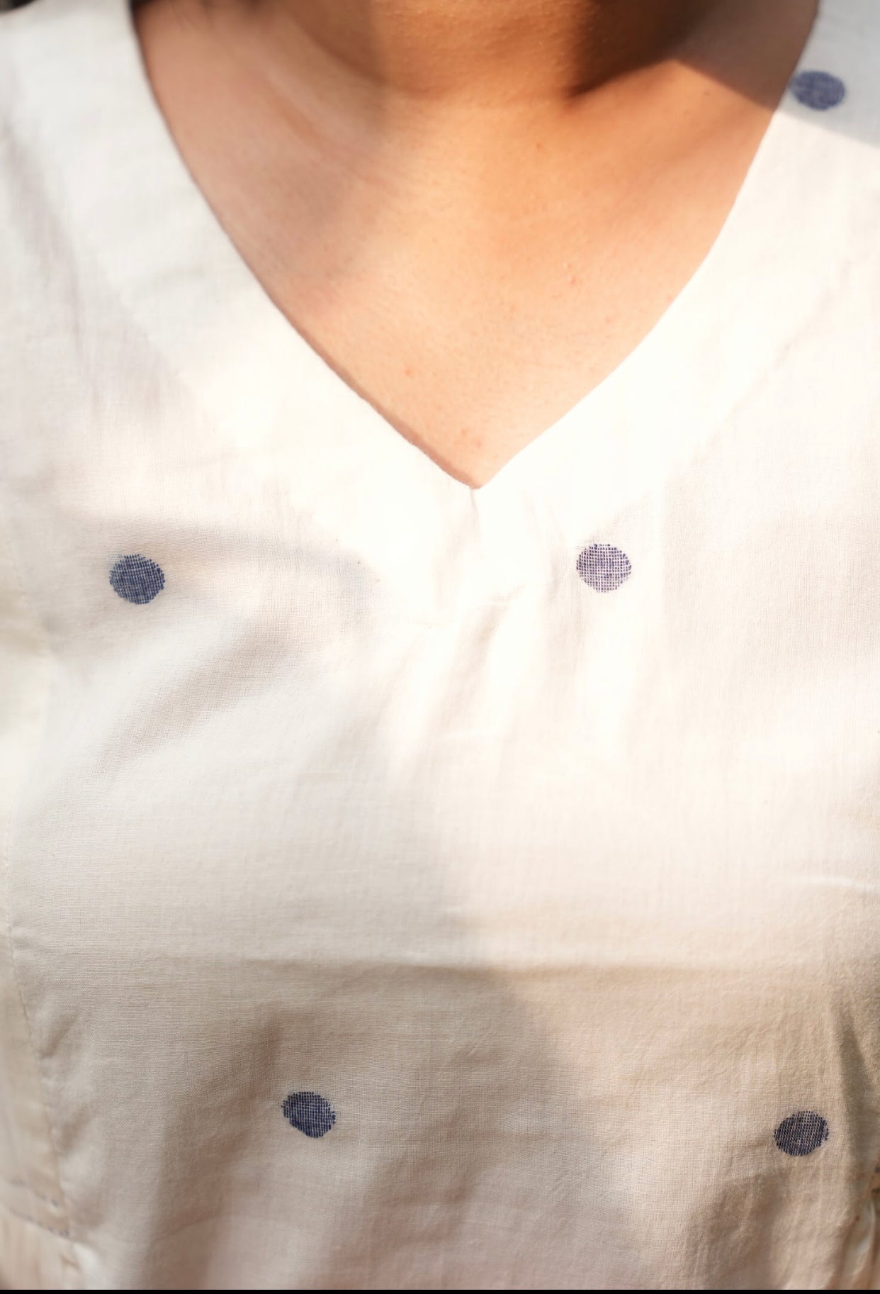 V neck pattern of the muslin cotton midi dress